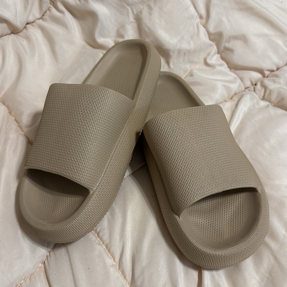 Pillow Slides Beige